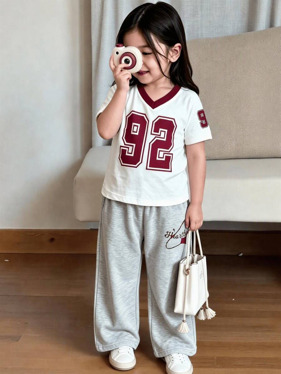 SHEIN 2件組女嬰開學季夏季休閒端莊牛仔女孩風白色與酒紅數字印花對比V領T恤＋花卉灰色長褲套裝，街頭風健身運動風