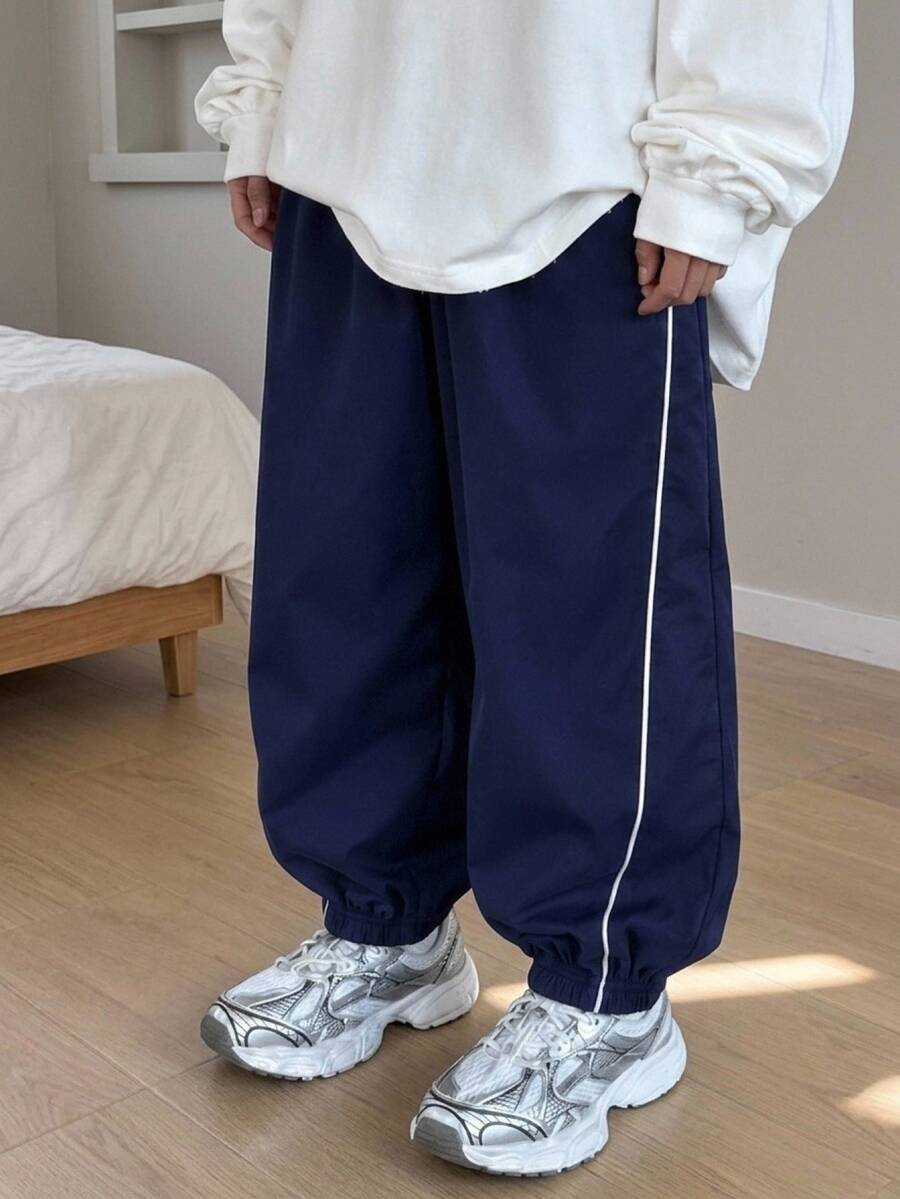SHEIN Mirajuku 男童海軍藍對比白色滾邊束口寬腿復古運動長褲，休閒日常通勤跑步休閒褲 - 藏蓝色 - 查看 1