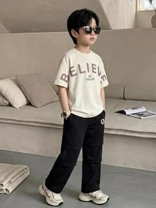 SHEIN Vacaura 青少年男孩 2件套冬季字母印花短袖T恤與工裝褲套裝 寬鬆休閒校園日常街頭風套裝 - 彩色 - 查看 5