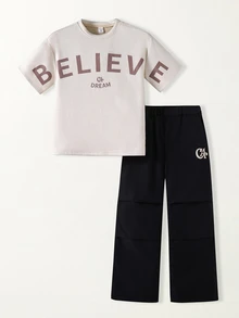 SHEIN Vacaura 青少年男孩 2件套冬季字母印花短袖T恤與工裝褲套裝 寬鬆休閒校園日常街頭風套裝 - 彩色 - 查看 4