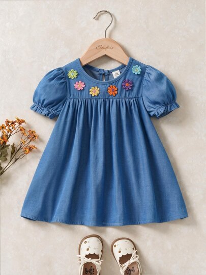 Souflis Souflis 女嬰優雅花卉刺繡牛仔風泡泡袖洋裝 圓領高腰百褶喇叭公主裙