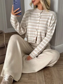 SHEIN طقم من قطعتين متناسق: كارديجان بني بأزرار أمامية وخطوط كريمية، أكمام طويلة، بقصة فضفاضة مريحة وأسلوب كاجوال، مع بنطال صوف بساق واسعة - بني مخاوي - مشاهدة 4