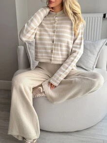 SHEIN طقم من قطعتين متناسق: كارديجان بني بأزرار أمامية وخطوط كريمية، أكمام طويلة، بقصة فضفاضة مريحة وأسلوب كاجوال، مع بنطال صوف بساق واسعة - بني مخاوي - مشاهدة 7