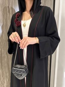 Mulvari 黑色 3D 玫瑰裝飾紅色對比滾邊寬鬆長版優雅通勤約會派對女款阿巴亞 - 酒紅色 - 查看 4