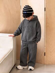 SHEIN Little Byeori 2件組兒童小男孩休閒簡約百搭日常舒適字母3D印花圖案連帽衫 寬鬆套頭灰色長袖衛衣 - 深灰色 - 查看 5