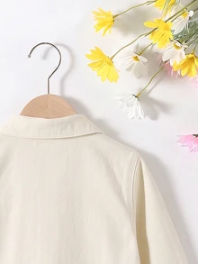 SHEIN 女童牛仔夾克外套，春秋新款，田園童趣休閒風，杏色，經典牛仔領搭配粉色鬱金香花朵刺繡，兩側心形口袋，修身寬鬆版型，柔軟親膚面料，百搭時尚日常穿搭，適合上學、出遊、聚會等多種場合，女童春秋新款 - 杏色 - 查看 7