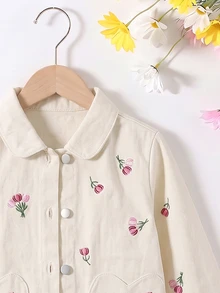 SHEIN 女童牛仔夾克外套，春秋新款，田園童趣休閒風，杏色，經典牛仔領搭配粉色鬱金香花朵刺繡，兩側心形口袋，修身寬鬆版型，柔軟親膚面料，百搭時尚日常穿搭，適合上學、出遊、聚會等多種場合，女童春秋新款 - 杏色 - 查看 5