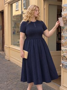 SHEIN MOD فستان نسائي بمقاس كبير باللون الأزرق الداكن بتصميم محبوك بالكابلات مع زخرفة أزرار وياقة دائرية، مناسب للخريف والشتاء - أزرق بحري - مشاهدة 10