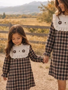 SHEIN Đầm trẻ em cho bé gái tween họa tiết hoa 3D và kẻ caro, tay dài, phong cách dễ thương - Nhiều màu - Xem 4