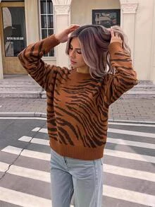 SHEIN 1件女童毛衣，時尚百搭圓領咖啡色底色不對稱虎紋提花圖案，休閒甜酷風經典百搭落肩長袖，適中厚度整齊下擺緊口袖口細膩質感，單穿好看，適合日常穿著、街頭、學校、外出等場合，秋冬必備 - 棕色 - 查看 1