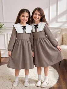 SHEIN 青少年女孩休閒拼色領口修身寬鬆拼接A字修飾精緻棕色編織格紋洋裝 藍色返校季穿搭 卡其色 - 棕色 - 查看 1