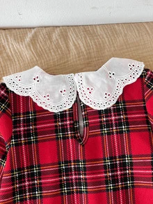 SHEIN 女童秋冬刺繡蕾絲領紅色格紋拼接娃娃洋裝 寬鬆長袖復古學院風休閒紅衣聖誕裝 女孩聖誕洋裝新年禮物聖誕派對 - 紅色 - 查看 4