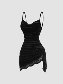 Sweetra 女款性感黑色天鵝絨垂領細肩帶修身迷你洋裝，側褶蕾絲開衩下擺，夜店派對洋裝 - 黑色 - 查看 2