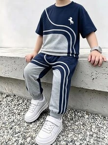 SHEIN 2件組小男孩運動風白色拼接Logo印花短袖寬鬆長褲套裝，適合學校開學、度假、可愛生日夏季穿搭 - 彩色 - 查看 1