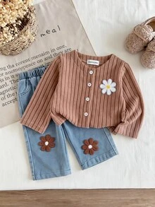 SHEIN 幼童女童牛仔褲外套套裝 可愛棕色與藍色 3D花朵貼布 羅紋長袖圓領 常規款 度假家庭親子穿搭 秋季假期 - 咖啡棕 - 查看 1