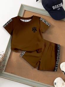 SHEIN 男嬰棕色格紋夏季熱帶度假字母幾何格紋印花圓領短袖T恤短褲套裝，柔軟針織面料 - 彩色 - 查看 1