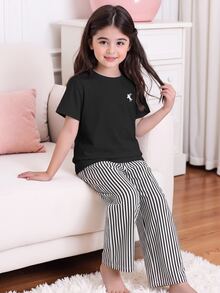 SHEIN 女童 2 件套！黑色 T-shirt 上衣 + 黑白條紋休閒直筒褲，極簡寬鬆版型，舒適修身 - 黑色 - 查看 3