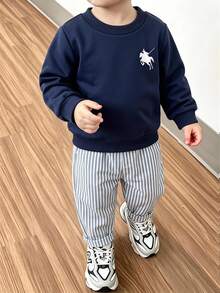 SHEIN 小男孩2件套套裝，經典馬圖案圓領運動衫與直條紋慢跑長褲，休閒時尚運動套裝，秋季服飾，秋季套裝 - 藏蓝色 - 查看 2