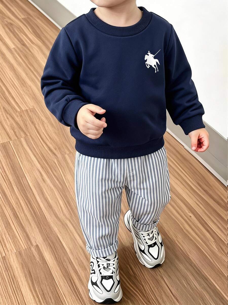SHEIN 小男孩2件套套裝，經典馬圖案圓領運動衫與直條紋慢跑長褲，休閒時尚運動套裝，秋季服飾，秋季套裝