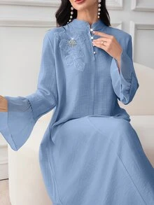 Mulvari 阿拉伯风格宽松长袖女式连衣裙，带补丁，立领，网眼嵌件 - 藍色 - 查看 8