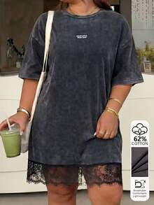 Muchica 大尺碼女款字母印花丹寧拼接蕾絲下擺落肩袖休閒洋裝 - 深灰色 - 查看 3