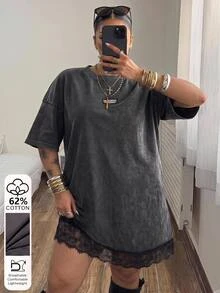 Muchica 大尺碼女款字母印花丹寧拼接蕾絲下擺落肩袖休閒洋裝 - 深灰色 - 查看 1