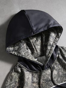 ROMWE MEN American Retro Jungle Camo Digital Print Faux Patchwork Hooded Sweatshirt Unisex 77 Number Star Print Short Hooded Sweatshirt - Multicolor - View 3