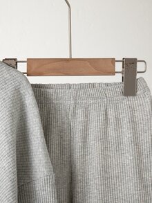 SHEIN 女童春秋冬季休閒 T 恤套裝，設計感不對稱套頭高領針織羅紋布料純灰色長袖 T 恤上衣搭配灰色休閒喇叭褲，2 件套，適合春秋冬季返校季，優雅淑女風高端日常校園出遊旅行聚會穿搭 - 灰色 - 查看 12