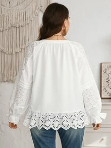 EMERY ROSE Áo blouse tay dài cổ V xẻ tà viền bèo thêu màu trắng toàn bộ size lớn, phong cách thanh lịch cho công sở, brunch, tiệc tối, mùa thu đông 2026 - trắng - Xem 4