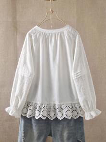 EMERY ROSE Áo blouse tay dài cổ V xẻ tà viền bèo thêu màu trắng toàn bộ size lớn, phong cách thanh lịch cho công sở, brunch, tiệc tối, mùa thu đông 2026 - trắng - Xem 2