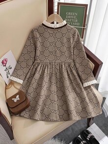 SHEIN فستان كاجوال للبنات الصغيرات بتصميم قلب محبوك وطبعة أطفال مع طيات وياقة صغيرة واقفة وحافة مكشكشة - كاكي - مشاهدة 3