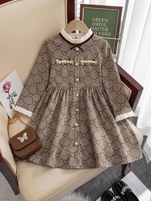 SHEIN فستان كاجوال للبنات الصغيرات بتصميم قلب محبوك وطبعة أطفال مع طيات وياقة صغيرة واقفة وحافة مكشكشة - كاكي - مشاهدة 2