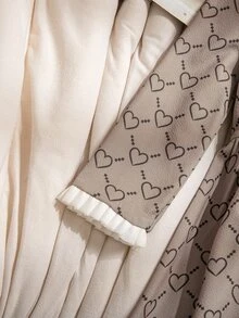 SHEIN فستان كاجوال للبنات الصغيرات بتصميم قلب محبوك وطبعة أطفال مع طيات وياقة صغيرة واقفة وحافة مكشكشة - كاكي - مشاهدة 8