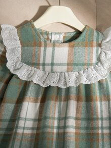 SHEIN 女童秋季母女套裝 7歲生日 白色格紋公主風 中磅數刷毛布料 蕾絲荷葉邊圓領長袖洋裝 聖誕 - 綠色 - 查看 6