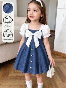 SHEIN 女童牛仔洋裝 方領泡泡短袖拼接設計 前方大蝴蝶結裝飾 珍珠鈕扣細節 高腰喇叭下擺 甜美公主風 - 藍色 - 查看 2