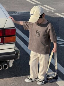 SHEIN Little Byeori 2件套男童简约小写字母撞色纹理深灰色短袖T恤搭配乳白色工装裤套装，休闲学院风，舒适时尚，简约实用，面料柔软百搭，适合日常穿着，适合上学，适合旅行，适合户外运动，适合春、夏、秋、冬四季，基础款AU夏季穿搭，实用时尚。 - 灰色 - 查看 2