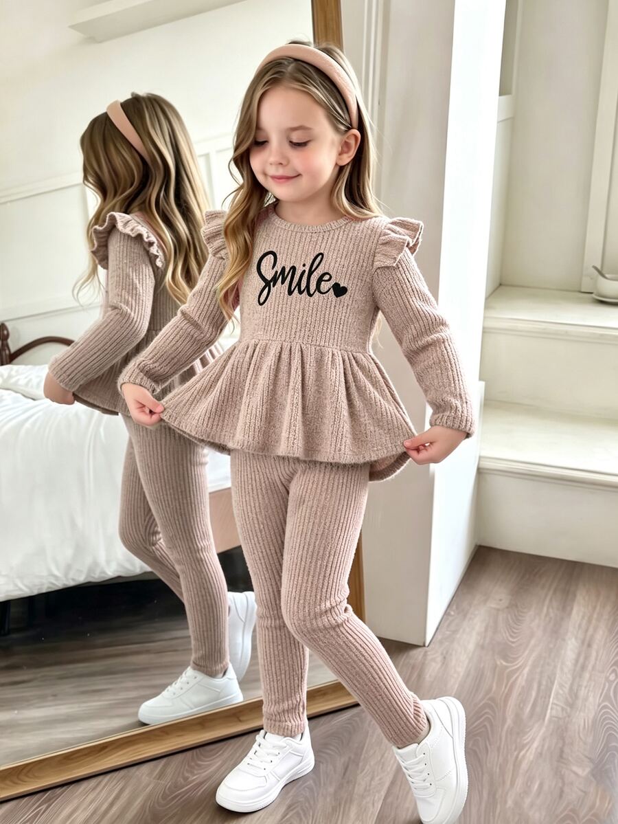 SHEIN Bộ 2 món cho bé gái gồm áo tay cánh dơi gân chải mềm in hình trái tim & chữ, eo bo nhún bèo + quần dài, trang phục thường ngày mùa Thu/Đông - Màu be - Xem 1