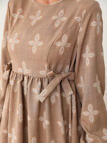 Al Najma 女款花卉圖案腰部蝴蝶結優雅現代菲律賓風保守休閒阿拉伯式禮服 正式領聖體禮畢業晨禮白色秋季洋裝 - 彩色 - 查看 5