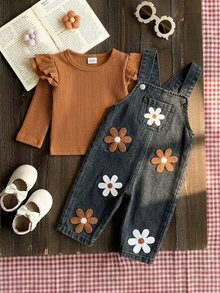 SHEIN Vintaside Kids 2件組女嬰幼兒羅紋針織上衣搭配牛仔吊帶褲，可愛甜美花朵貼布繡荷葉邊長袖圓領前開扣公主風秋季派對裝 - 咖啡棕 - 查看 1