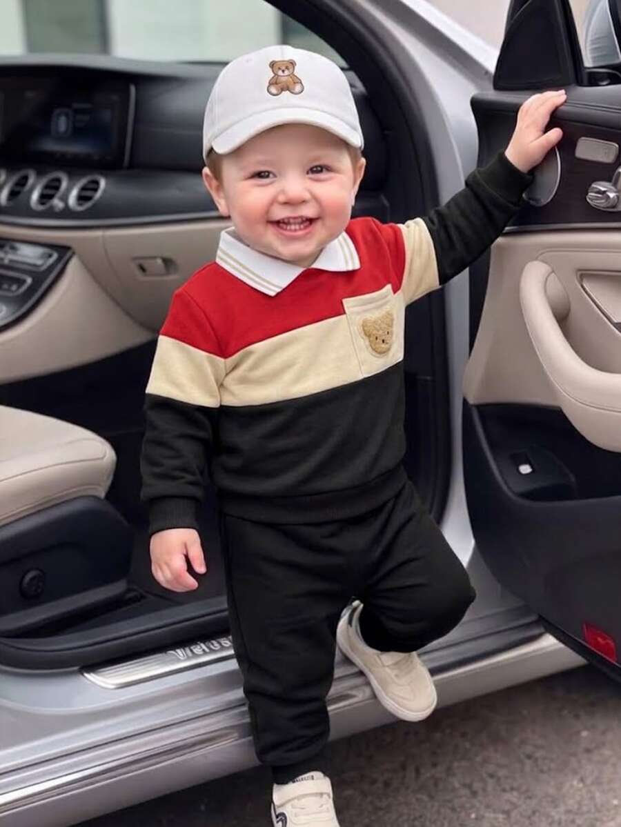 SHEIN 2件組幼兒男童 Polo 領長袖上衣與長褲套裝，可愛紅色米色黑熊貼布口袋條紋拼接款，休閒秋季穿搭，紅色上衣與黑色上衣可換穿 - 紅色 - 查看 1