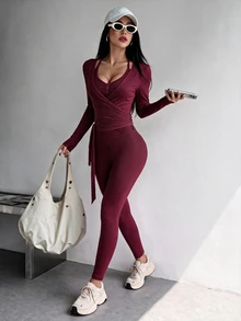 Slayform طقم رياضي نسائي مكون من توب مكشكش وكارديجان بأكمام طويلة مع بنطال ضيق بقصة سليم - عنابي اللون - مشاهدة 1