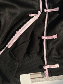 Elamini 女款秋冬黑色與粉色對比手工青蛙鈕扣裝飾梅花印花立領拉鍊連帽衫，附口袋，復古可愛甜美酷感Y2K新中式風格，適合返校、通勤、辦公、日常穿著、外出與約會 - 黑色 - 查看 8