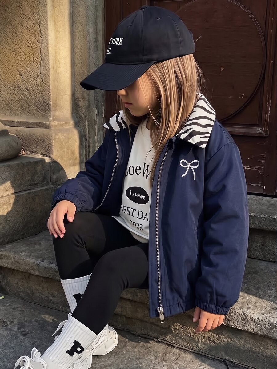 SHEIN 1件女童秋冬新款返校深藍色拉鍊夾克，可愛蝴蝶結刺繡長袖外套，小女孩斑馬紋翻領休閒上衣，韓風時尚棒球夾克風衣，兒童百搭旅行保暖冬季穿搭，校園風寬鬆落肩外套