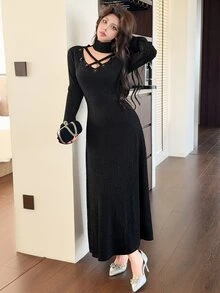 Feyla فستان أنيق بتصميم جديد بياقة عالية وتفاصيل مفرغة محبوكة مع خصر مشدود وقصة A-خط لتنحيف الجسم - الأسود - مشاهدة 3