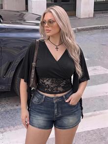 SHEIN ICON 女款大尺碼復古哥德風性感Y2K簡約優雅日常休閒通勤V領荷葉袖蕾絲拼接黑色T恤約會之夜夏季 - 黑色 - 查看 2