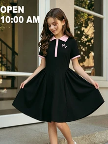 SHEIN 青少年女孩學院風休閒短袖 Polo 領拼接撞色字母印花 A 字迷你洋裝 喇叭裙 開學季日常穿搭服飾 - 黑色 - 查看 5