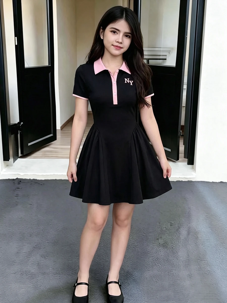 SHEIN 青少年女孩學院風休閒短袖 Polo 領拼接撞色字母印花 A 字迷你洋裝 喇叭裙 開學季日常穿搭服飾 - 黑色 - 查看 1