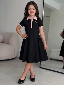 SHEIN 青少年女孩學院風休閒短袖 Polo 領拼接撞色字母印花 A 字迷你洋裝 喇叭裙 開學季日常穿搭服飾 - 黑色 - 查看 2
