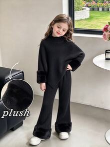 SHEIN طقم بناتي أسود مضلع من قطعتين، توب بياقة عالية وتصميم كاب غير متماثل مع تفاصيل أساور فروية، وبنطال واسع متناسق بحافة مخملية، طقم تريكو لعيد الميلاد والخريف - الأسود - مشاهدة 4