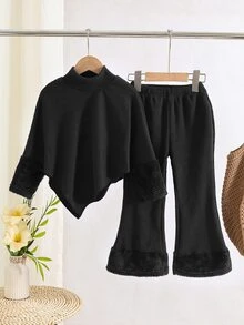 SHEIN طقم بناتي أسود مضلع من قطعتين، توب بياقة عالية وتصميم كاب غير متماثل مع تفاصيل أساور فروية، وبنطال واسع متناسق بحافة مخملية، طقم تريكو لعيد الميلاد والخريف - الأسود - مشاهدة 7